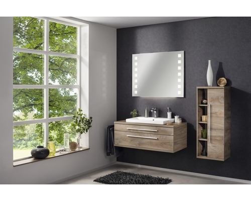Modernes Badezimmer mit Waschtisch, beleuchtetem Spiegel und Hochschrank