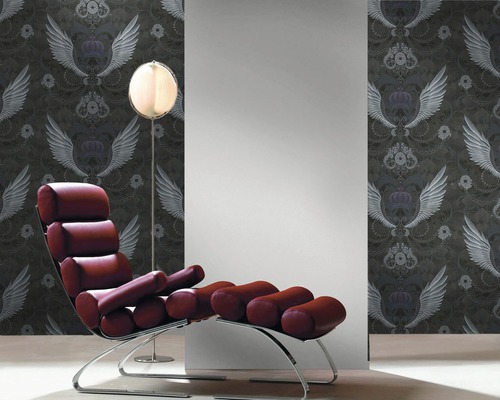 Innenraum mit Tapete mit Flügelmotiv, Stehlampe und Liege