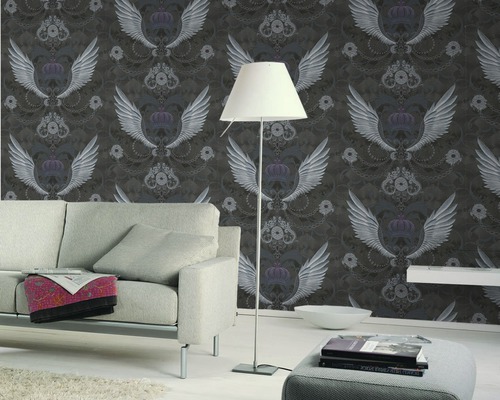 Raumansicht mit Sofa, Stehlampe und gemusterter Tapete mit Flügeln und Krone