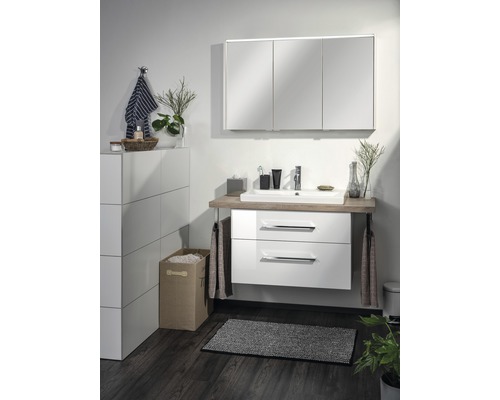 Modernes Badezimmer mit Waschbeckenunterschrank, Spiegelschrank und grauer Badematte