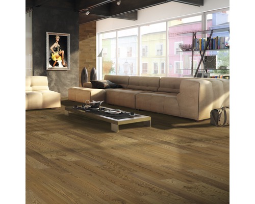 Wohnzimmer mit Holzboden, Sofa und Couchtisch