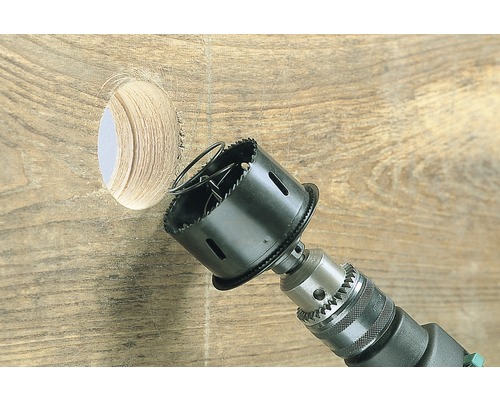 Scie-cloche perçant un trou dans du bois