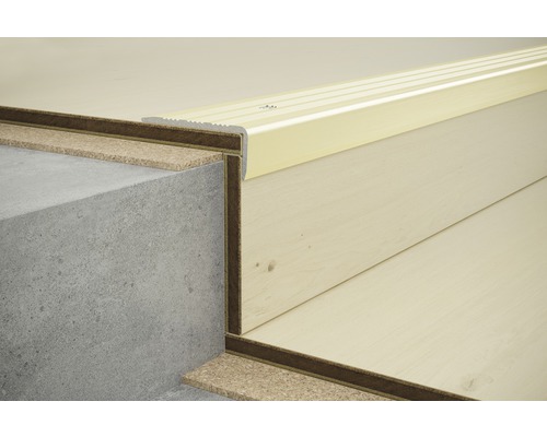 Profilé d''escalier sur marches en béton et en bois avec sous-couche en liège