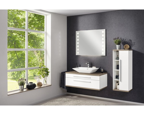 Salle de bains avec lavabo, miroir avec éclairage et armoire haute