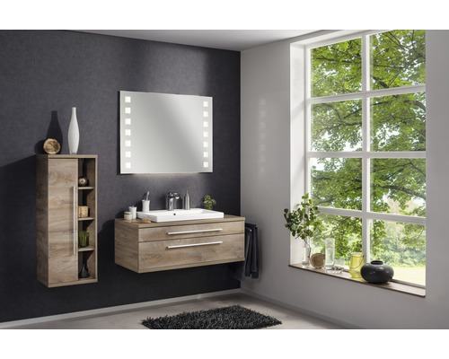 Salle de bains moderne avec meuble sous-lavabo, armoire de toilette avec éclairage et armoire haute