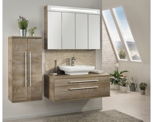 Badezimmer mit Waschtischunterschrank, Spiegelschrank mit Beleuchtung und Hängeschrank