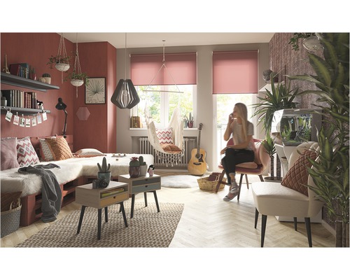 Chambre confortable avec lit de jour en palettes, suspension, fauteuil suspendu et stores enrouleurs