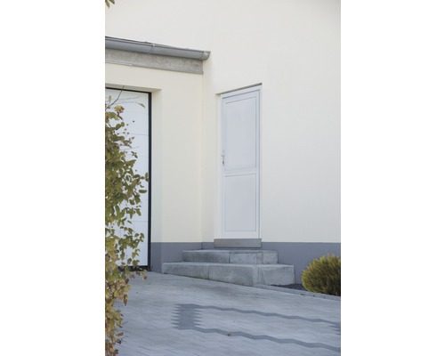 Extérieur d''une maison avec porte d''entrée latérale et escalier en pierre