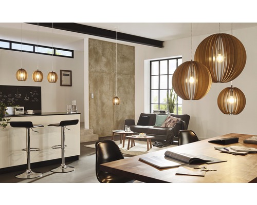 Helles Wohnzimmer mit einer Küchentheke, einem Sofa und mehreren Holzpendelleuchten