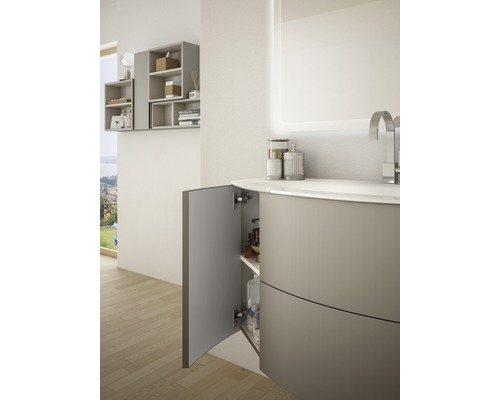 Badezimmer mit Waschbeckenunterschrank, offenem Schrank und beleuchtetem Spiegel