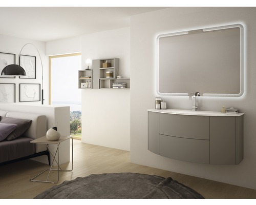 Badezimmer mit Waschtisch, beleuchtetem Spiegel und Ablageregal