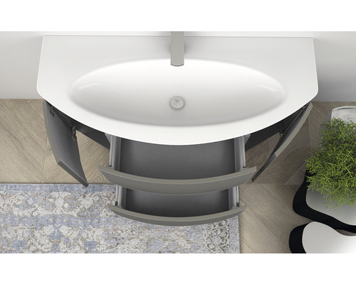 Aufsicht eines Badezimmers mit Waschbeckenunterschrank mit Schubladen und offenen Türen