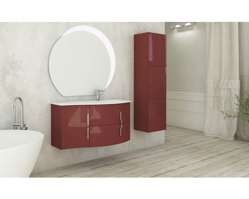 Salle de bains avec meuble-lavabo, miroir et armoire haute