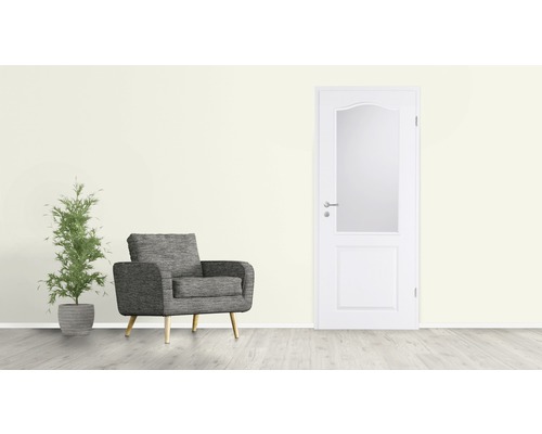 Wohnzimmer mit Sessel, Pflanze und Tür mit Glaseinsatz