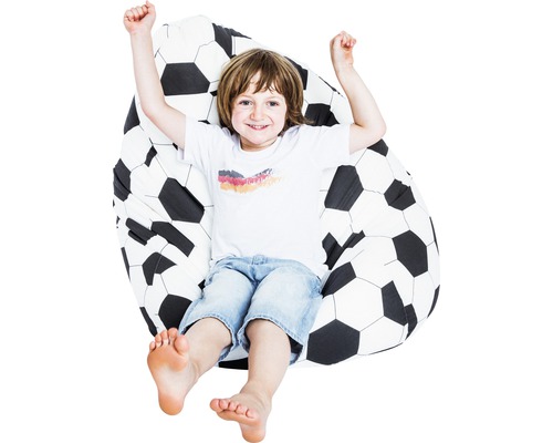 Garçon se détend sur un pouf avec un motif de ballon de football