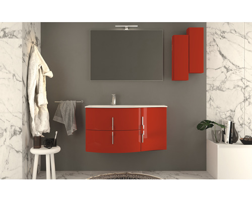 Salle de bains avec lavabo, miroir et armoires murales