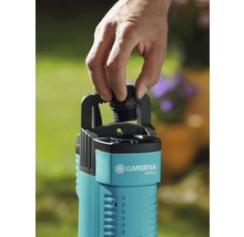 Eine Hand schraubt einen Anschluss auf eine Gardena 6000/5 Gartenpumpe.