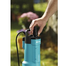 Gardena Schmutzwasserpumpe mit Hand am Anschluss