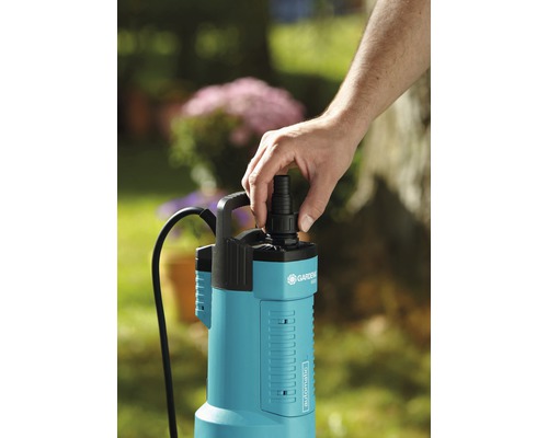 Gardena Schmutzwasserpumpe mit Hand am Anschluss