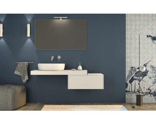 Modernes Badezimmer mit Waschtisch, Spiegel, Beleuchtung und dekorativer Wandgestaltung