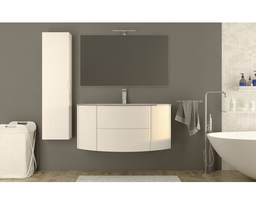 Helles Badezimmer mit Waschtisch, Spiegel, Hochschrank und freistehender Badewanne