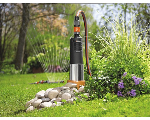 Gartenszene mit einer Gardena Tiefbrunnenpumpe zur Gartenbewässerung