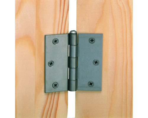 Paumelle en métal fixée sur une porte en bois