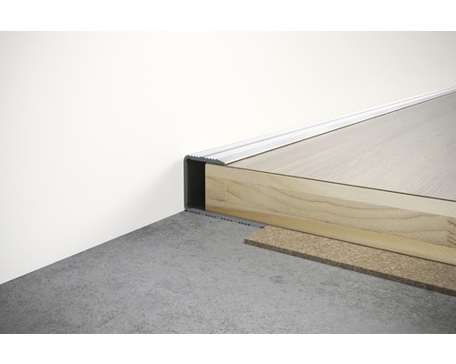 Aluminium Treppenkantenprofil auf Holztreppe mit Laminat