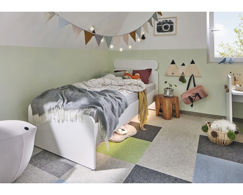 Chambre d''enfant avec lit, dalles de moquette et éléments décoratifs pour enfants
