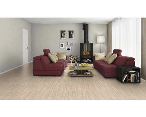 Wohnzimmer mit Bodenbelag, Kamin und Sofas