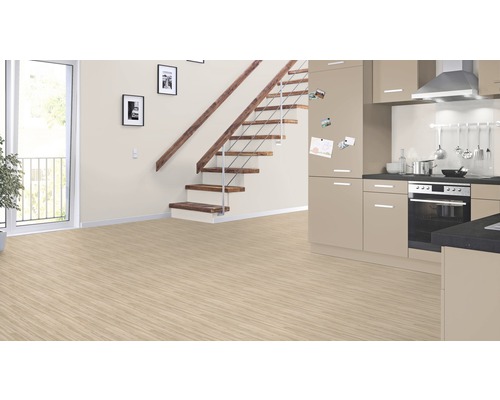 Heller Raum mit Holzboden, Treppe und Küchenzeile.