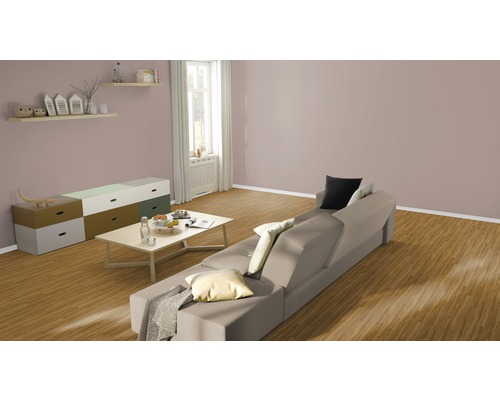 Salon avec canapé, table, commode et étagères.