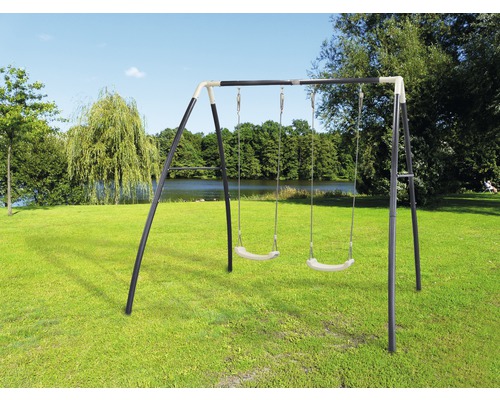 Schaukel mit zwei Sitzen auf einer grünen Wiese