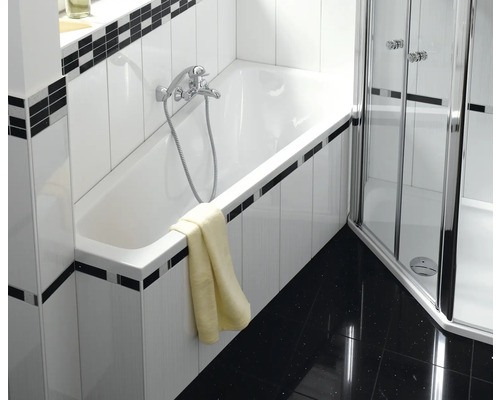 Salle de bain avec baignoire et cabine de douche