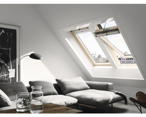 Wohnzimmer mit Dachfenstern und Blick auf die Stadt