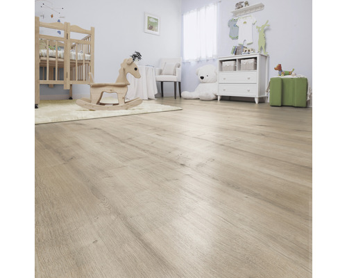 Plancher en bois clair dans une chambre d''enfant avec un lit de bébé, un cheval à bascule et une commode à jouets