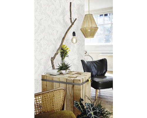Dekoratives Zimmer mit gemusterter Tapete, Holztisch und Pendelleuchte.