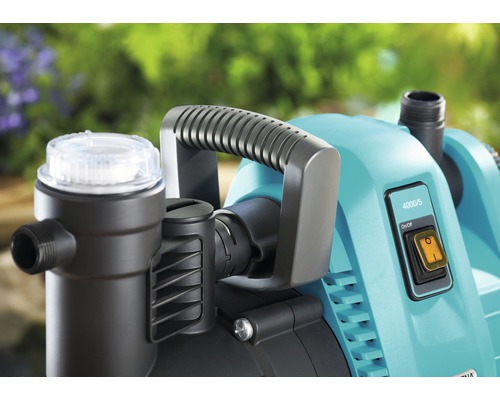 Nahaufnahme einer Gardena Gartenpumpe mit Filter und Tragegriff