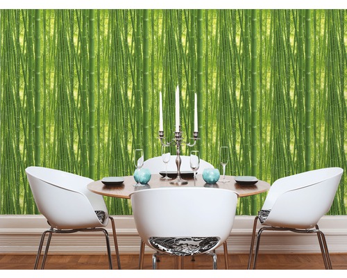 Salle à manger avec papier peint en bambou, table à manger et chaises.