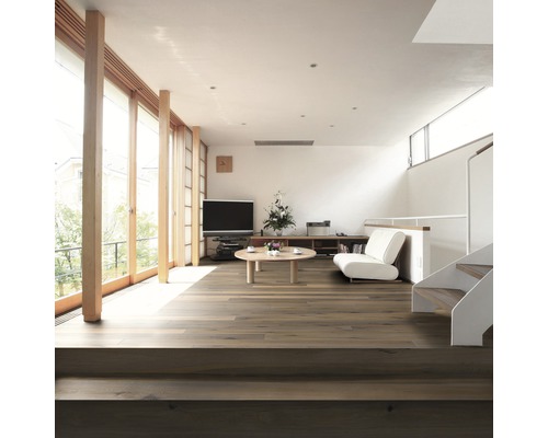 Heller Wohnraum mit Holzboden, Treppe und Fenstern