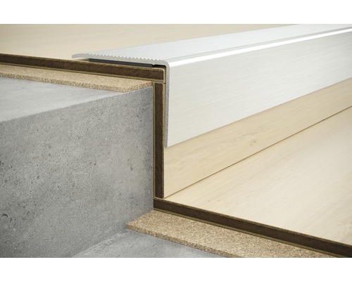 Treppenkantenprofil auf einer Treppenstufe mit Beton und Laminat