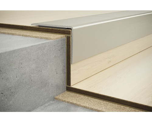 Treppenkantenprofil auf Betontreppe mit Laminatboden