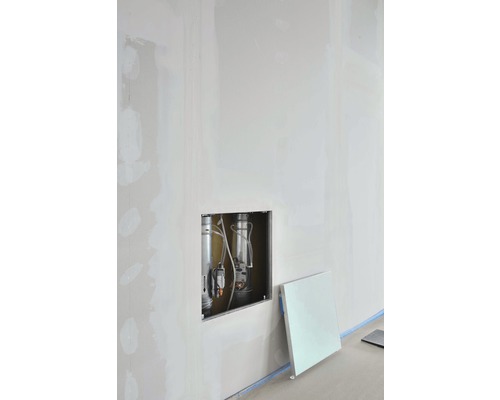 Wand mit Revisionsöffnung und Installationselementen