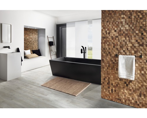 Salle de bains avec baignoire îlot, lavabo, miroir, revêtement en bois et échelle décorative