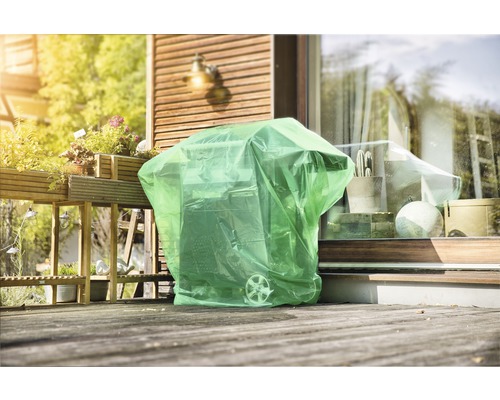 Grill mit Abdeckplane auf einer Terrasse