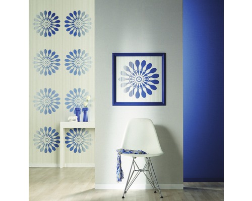 Intérieur décoratif avec papier peint à motifs, image et chaise blanche