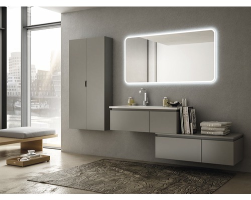 Salle de bain moderne avec meuble-lavabo, armoire de toilette et serviettes