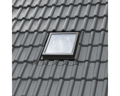 Photo d''un toit avec une fenêtre de toit pour l''éclairage naturel