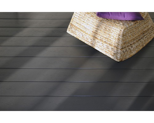 Terrassendielen aus Holzverbundwerkstoff mit einem Korb und einem Kissen