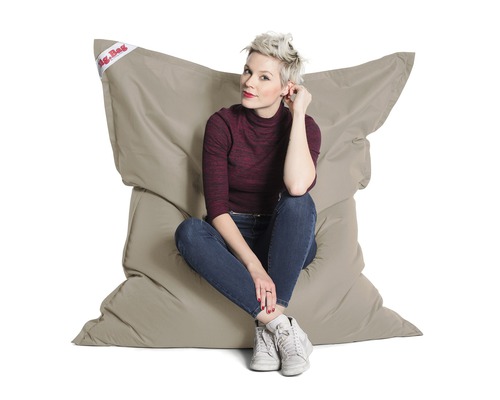 Frau sitzt auf einem Big Bag Sitzsack